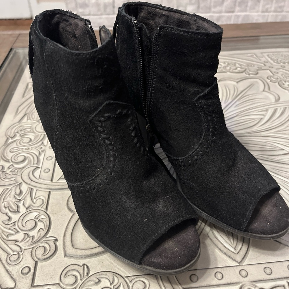 Elegant Black Peep-Toe Ankle Boots Minnetonka western